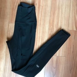 Black Ripped Warrior Leggings (XS) - Alo Yoga
